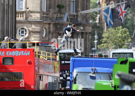 Un cascadeur saute d'un bus sur un van sur Waterloo Place in Paris, au cours de répétitions pour le tournage de Fast and Furious 9. Banque D'Images