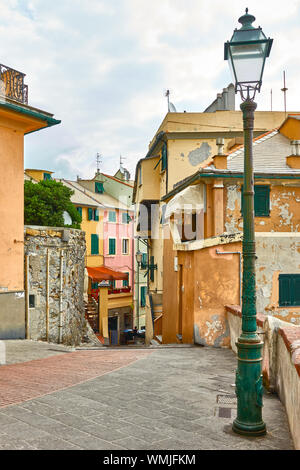 Vieille rue avec vintage street light à Boccadasse, à Gênes (Genova), Italie Banque D'Images