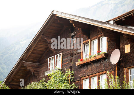 L'architecture traditionnelle suisse grâces une maison dans la ville de Brienz, en Suisse, dans l'Oberland bernois. Banque D'Images