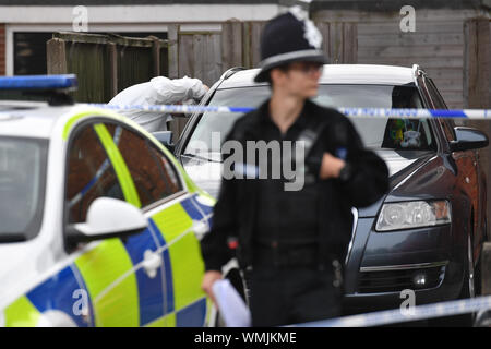 Les officiers de police judiciaire et à l'extérieur d'une maison à Burton-on-Trent dans le Staffordshire après le corps d'un homme et une femme ont été trouvés. Banque D'Images