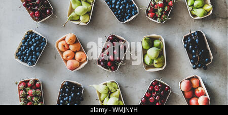Les fruits d'été, assortiment de petits fruits. Télévision à jeter des fraises, cerises, raisins, bleuets, poire, abricot, fig dans l'éco-friendly sur fond gris, boîtes Banque D'Images