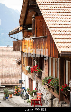 L'architecture traditionnelle suisse grâces une maison dans la ville de Brienz, en Suisse, dans l'Oberland bernois. Banque D'Images