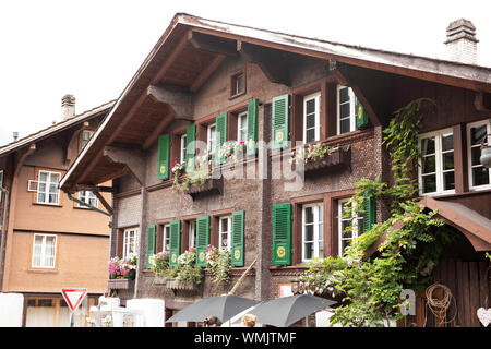 L'architecture traditionnelle suisse grâces une maison en pierre dans la ville de Brienz, en Suisse, dans l'Oberland bernois. Banque D'Images