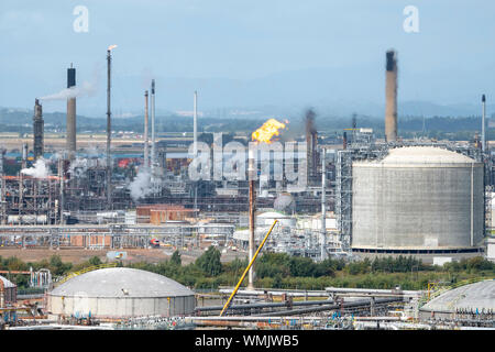 Torche de gaz brûlant à la raffinerie de Grangemouth, en Ecosse Banque D'Images