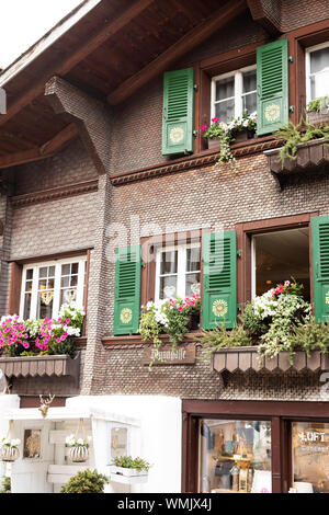 L'architecture traditionnelle suisse grâces une maison en pierre dans la ville de Brienz, en Suisse, dans l'Oberland bernois. Banque D'Images