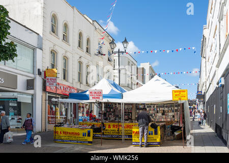 Les étals de marché sur la rue piétonne, Union européenne, Aldershot, Hampshire, England, United Kingdom Banque D'Images