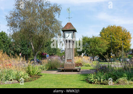 La tour de l'horloge sur Northolt Village Green, Northolt, London Borough of Ealing, Greater London, Angleterre, Royaume-Uni Banque D'Images