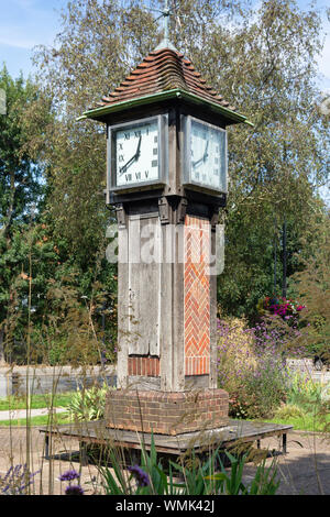La tour de l'horloge sur Northolt Village Green, Northolt, London Borough of Ealing, Greater London, Angleterre, Royaume-Uni Banque D'Images