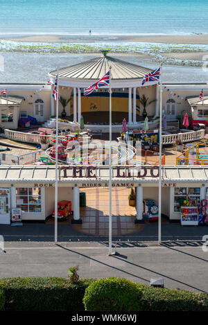 Worthing Lido sur une journée ensoleillée à Worthing, West Sussex. Banque D'Images