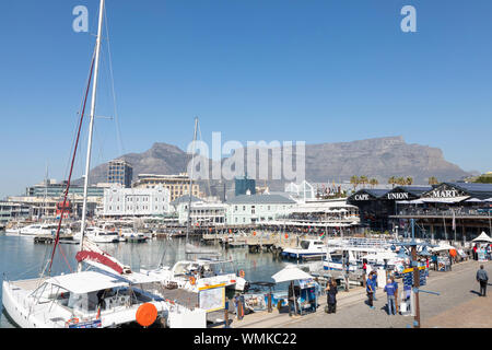 Les excursions en bateau amarré au quai de Victoria, le V&A Waterfront prêt pour vos excursions avec la Montagne de la table en arrière-plan, Le Cap, Afrique du Sud Banque D'Images