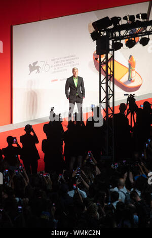 Venise, Italie. 08Th Sep 2019. Vue aérienne de Fedez le tapis rouge pour assister à la première mondiale du documentaire 'Chiara Ferragni - non reportées lors de la 76e Festival du Film de Venise à Sala Giardino sur Septembre 04, 2019 à Venise, Italie. Credit : Roberto Ricciuti/éveil/Alamy Live News Banque D'Images