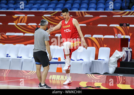 Guangzhou, la province chinoise du Guangdong. 12Th Mar, 2019. Zhai Xiaochuan de Chine participe à une formation à la Coupe du Monde de la FIBA 2019 à Guangzhou, province du Guangdong en Chine du sud, le 5 septembre 2019. Source : Xinhua/Yulong Pan/Alamy Live News Banque D'Images