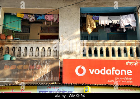 Mumbai, Maharashtra, Inde, Asie du Sud-Est - Chiffons colorés accroché pour sécher à l'ancien bâtiment du toit de boue Chawl, PAREL. Banque D'Images