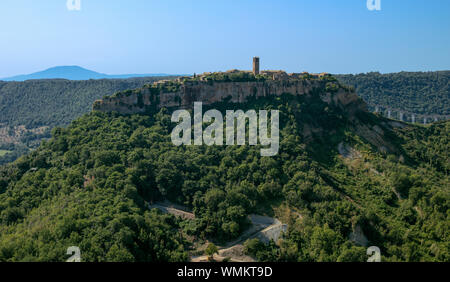 En regardant vers le sud vers l'ancien borgo de Bagnoregio perché sur le tuff volcanique, province de Viterbo, Lazio en début de matinée. Banque D'Images