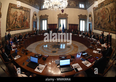 (190905) -- ROME, le 5 septembre 2019 (Xinhua) -- Photo prise le 5 septembre 2019 montre la première réunion du nouveau cabinet au Palais Chigi à Rome, Italie. La nouvelle liste de ministres pour Giuseppe Conte's second relais premier ministre de l'Italie a été officiellement prêté serment le jeudi par le président italien Sergio Mattarella, portant la coalition improbable entre l'Italien populistes et une vieille garde-parti de centre-gauche, à deux pas de pouvoir. (Photo par Alberto Lingria/Xinhua) Banque D'Images