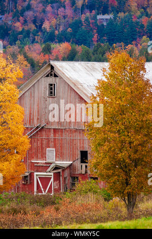 Grange de pays au cours de l'automne feuillage, Stowe, Vermont, Etats-Unis Banque D'Images