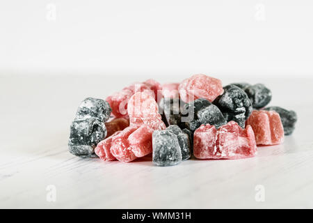 Un groupe de rose et noir jelly sweets Banque D'Images