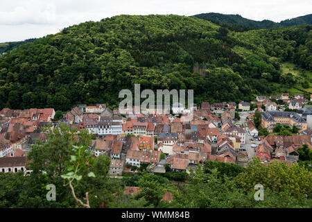 Une vue aérienne de la ville alsacienne de Thann, France situé dans la vallée de la Thur niché entre les montagnes des Vosges. Banque D'Images
