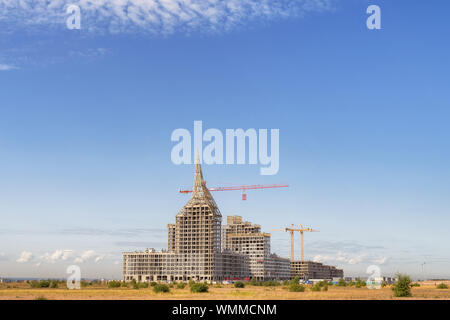 Grand bâtiment résidentiel construction dans le champ Ouvrir. Paysage industriel Banque D'Images