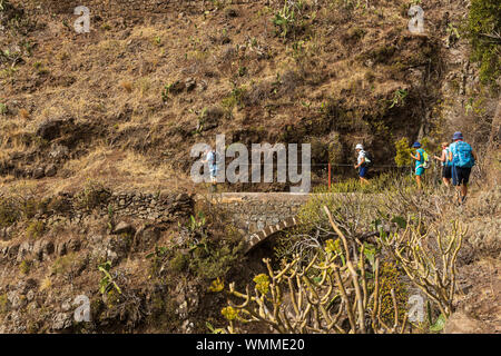 Sentier, balade à vélo à travers l'canales de Catalanes de Anaga, Tenerife, Canaries, Espagne Banque D'Images