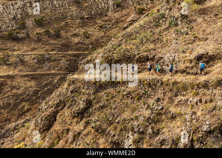 Sentier, balade à vélo à travers l'canales de Catalanes de Anaga, Tenerife, Canaries, Espagne Banque D'Images