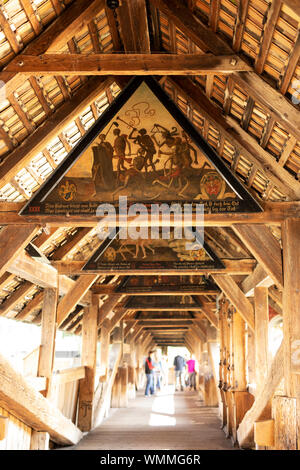 Le pont en bois couvert du XVe siècle sur la rivière Reuss à Lucerne, en Suisse, avec ses peintures sur le thème de la mort. Banque D'Images