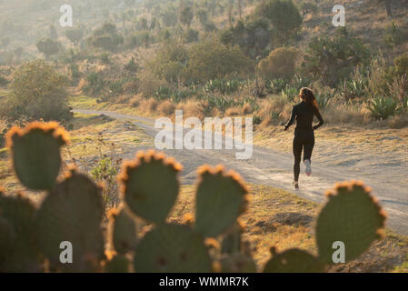 Un runner sur un chemin de terre, Puebla, Mexique. Banque D'Images