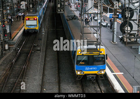 Tôt le matin, les trains de banlieue de la gare de Southern Cross à Melbourne, Victoria, Australie Banque D'Images