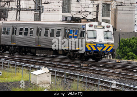 Un train de métro de la gare de Southern Cross à Melbourne, Victoria, Australie Banque D'Images