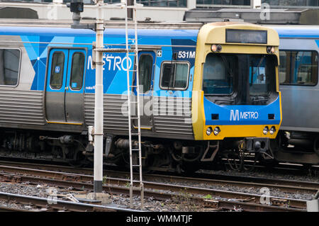 Un train de métro de la gare de Southern Cross à Melbourne, Victoria, Australie Banque D'Images