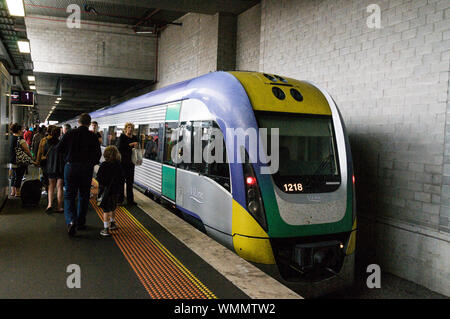 Un train express régional de Victoria à la gare Southern Cross à Melbourne dans l'état de Victoria en Australie le V/Line est un gouvernement-propre Banque D'Images