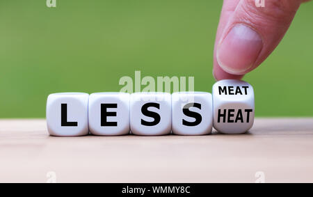 Symbole pour manger moins de viande pour sauver la planète. Un tour de main et dés l'expression "changements moins de viande" à "moins de chaleur". Banque D'Images