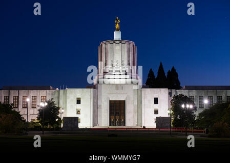 Le pionnier de l'Oregon, également connu sous le nom de l'homme d'Or, la statue est un huit ans et demi tonne statue en bronze avec finition à la feuille d'or qui se trouve au sommet de l'état de l'Oregon Banque D'Images