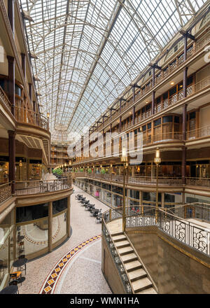 Intérieur d'un historique vide sur l'Avenue Cleveland arcade supérieure à Cleveland, Ohio Banque D'Images