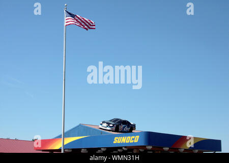 Race car dans le décor sur le toit de Sunoco gas station en Virginie, USA Banque D'Images