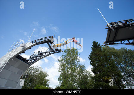 Warwick, Royaume-Uni. 5 septembre 2019. Une équipe d'artistes, artistes et ingénieurs lancent leurs Imagineer Bridge à Warwick aujourd'hui. Le pont est incomplète et symbolise une société divisée en Grande-Bretagne. Le projet est un événement interactif qui réunira l'ensemble du public dans trois centres ville plus tard ce mois et l'année prochaine. De même qu'un élément de participation du public, il y a de remarquables performances live sur le pont impliquant des techniques de cirque et l'acrobatie. Banque D'Images