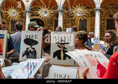 Lille,FRANCE-septembre 01,2019 : Vieille Bourse (ancienne bourse) marché pour les livres et les affiches utilisées pendant la grande Braderie de Lille. Banque D'Images