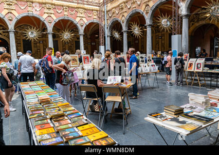 Lille,FRANCE-septembre 01,2019 : Vieille Bourse (ancienne bourse) marché pour les livres et les affiches utilisées pendant la grande Braderie de Lille. Banque D'Images