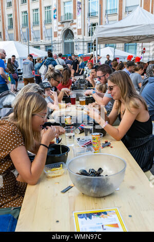 Lille,FRANCE-septembre 01,2019 : Grande Braderie de Lille (Braderie de Lille).Les gens heureux plat traditionnel de l'alimentation sur Lille Braderie,des moules et des frites. Banque D'Images