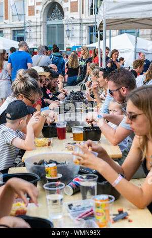 Lille,FRANCE-septembre 01,2019 : Grande Braderie de Lille (Braderie de Lille).Les gens heureux plat traditionnel de l'alimentation sur Lille Braderie,des moules et des frites. Banque D'Images