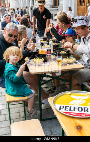 Lille,FRANCE-septembre 01,2019 : Grande Braderie de Lille (Braderie de Lille).Les gens heureux plat traditionnel de l'alimentation sur Lille Braderie,des moules et des frites. Banque D'Images