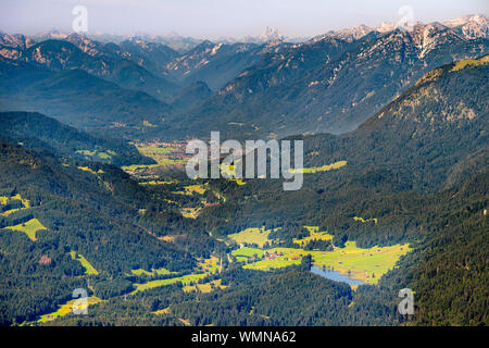 Vue aérienne de la montagne Zugspitze et la ville de Garmisch-Partenkirchen en Bavière, Allemagne Banque D'Images