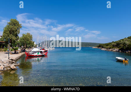 Vue sur le pittoresque petit port de Steni Vala, village de l'île Alonnisos, Grèce Banque D'Images