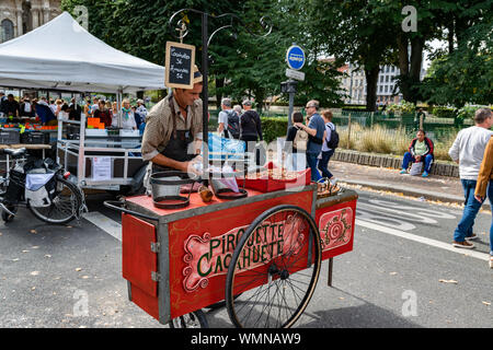 Lille,FRANCE-septembre 01,2019 : vendeur de noix rôties sur la Braderie de Lille chaque année. Banque D'Images