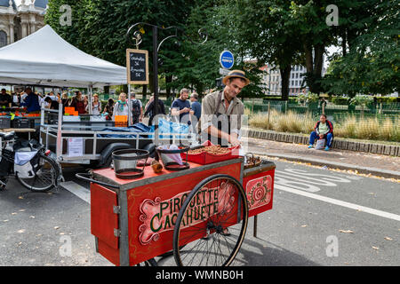 Lille,FRANCE-septembre 01,2019 : vendeur de noix rôties sur la Braderie de Lille chaque année. Banque D'Images