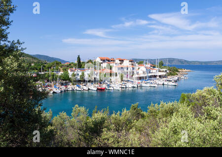 Vue sur le pittoresque petit port de Steni Vala, village de l'île Alonnisos, Grèce Banque D'Images