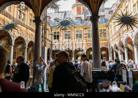 Lille,FRANCE-septembre 01,2019 : Vieille Bourse (ancienne bourse) marché pour les livres et les affiches utilisées pendant la grande Braderie de Lille. Banque D'Images