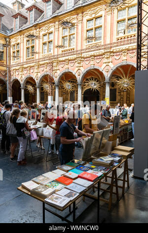 Lille,FRANCE-septembre 01,2019 : Vieille Bourse (ancienne bourse) marché pour les livres et les affiches utilisées pendant la grande Braderie de Lille. Banque D'Images