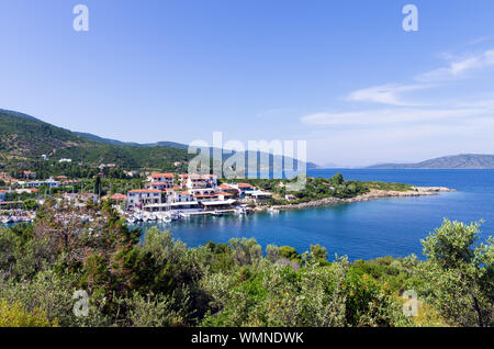 Vue sur le pittoresque petit port de Steni Vala, village de l'île Alonnisos, Grèce Banque D'Images