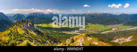 Vue aérienne de la montagne Zugspitze et la ville de Garmisch-Partenkirchen en Bavière, Allemagne Banque D'Images